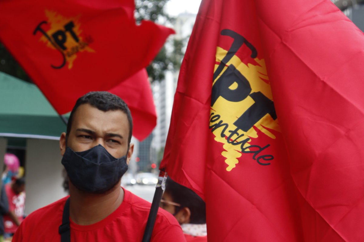 debochecaicara's tweet photo. Essa é a minha reação pra tudo. https://t.co/0O42zbnPej