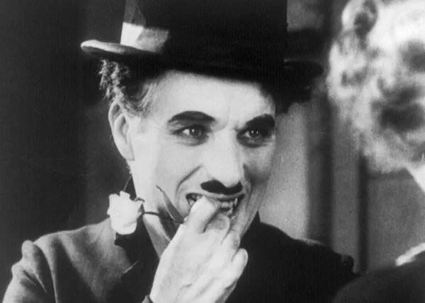 'Gülmek hayatın en güzel eylemidir ve her ne varsa sizi bundan alıkoyan, onları yok edin.' - Charlie Chaplin