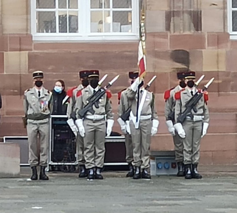 CDC3RAMa's tweet image. Le #3RAMa au pied de la Cathédrale de #Strasbourg pour commémorer le 77e anniversaire de la #Libération de la ville. Honneurs à la mémoire des « bigors de Leclerc » qui ont participé à l’épopée de la 2e DB et tenu la promesse du 2 mars 1941 à Kouffra !
 #EnLeurSouvenir