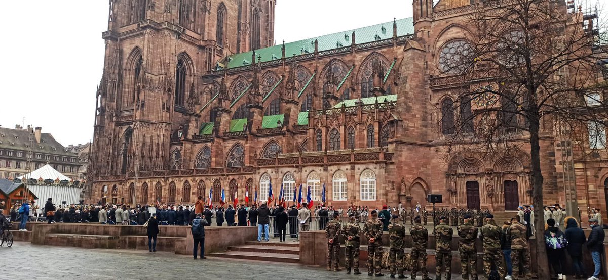 CDC3RAMa's tweet image. Le #3RAMa au pied de la Cathédrale de #Strasbourg pour commémorer le 77e anniversaire de la #Libération de la ville. Honneurs à la mémoire des « bigors de Leclerc » qui ont participé à l’épopée de la 2e DB et tenu la promesse du 2 mars 1941 à Kouffra !
 #EnLeurSouvenir