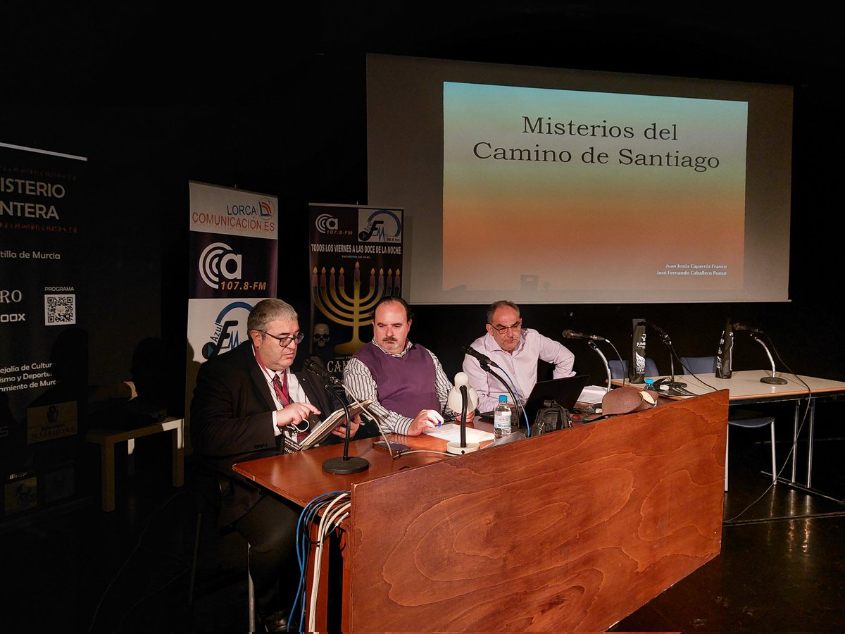 elcandelabro968's tweet photo. 🎤 Juanje Caparrós: "Finisterre es el fin del mundo por algo. Es hablar de la puesta de sol, de la muerte, de Caronte, de ritos celtas y paganos..." #IVJornadasElCandelabro #JornadasMisterioyCienciasdeFrontera https://t.co/OtZHGsylQW