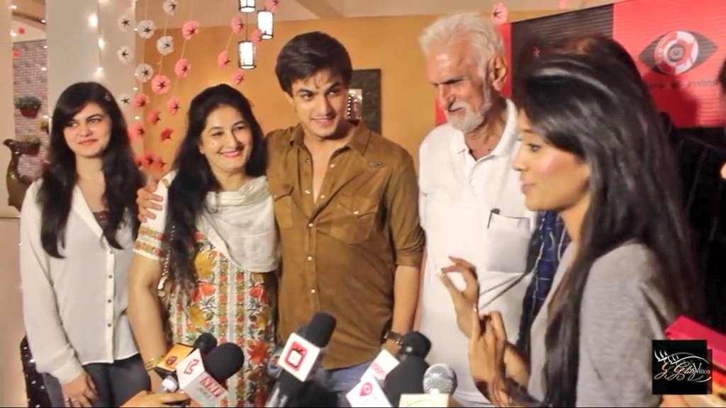 SimranS51082908's tweet photo. His success 🙌, Her prayers 🤲
His priority, Her comfort
His sleepy voice 😴, Her morning face
His deep eyes 👀, Her long hair
His hugs 🫂, Her addiction
#shivin #shivinforever #MrandMrsKhan #MrsSMK ♥️🧿 https://t.co/iRYaZzDlpG