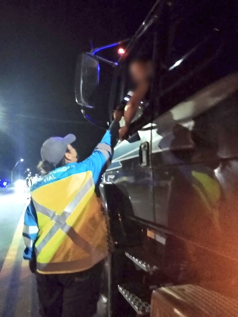 silvinapaularod's tweet photo. Por la madrugada, realizamos 1️⃣9️⃣7️⃣ test de alcoholemia junto a la #PoliciaVial y #Transito 

📍#RP70. Esperanza, Santa Fe. 

Agentes
🔹Díaz
🔸Quintana 
🔹Nicolini
🔸Boero 
🔹Astegiano

#SeguridadVial 
#ElControlSalvaVidas
#ArgentinaUnida https://t.co/q7AADVcjdu