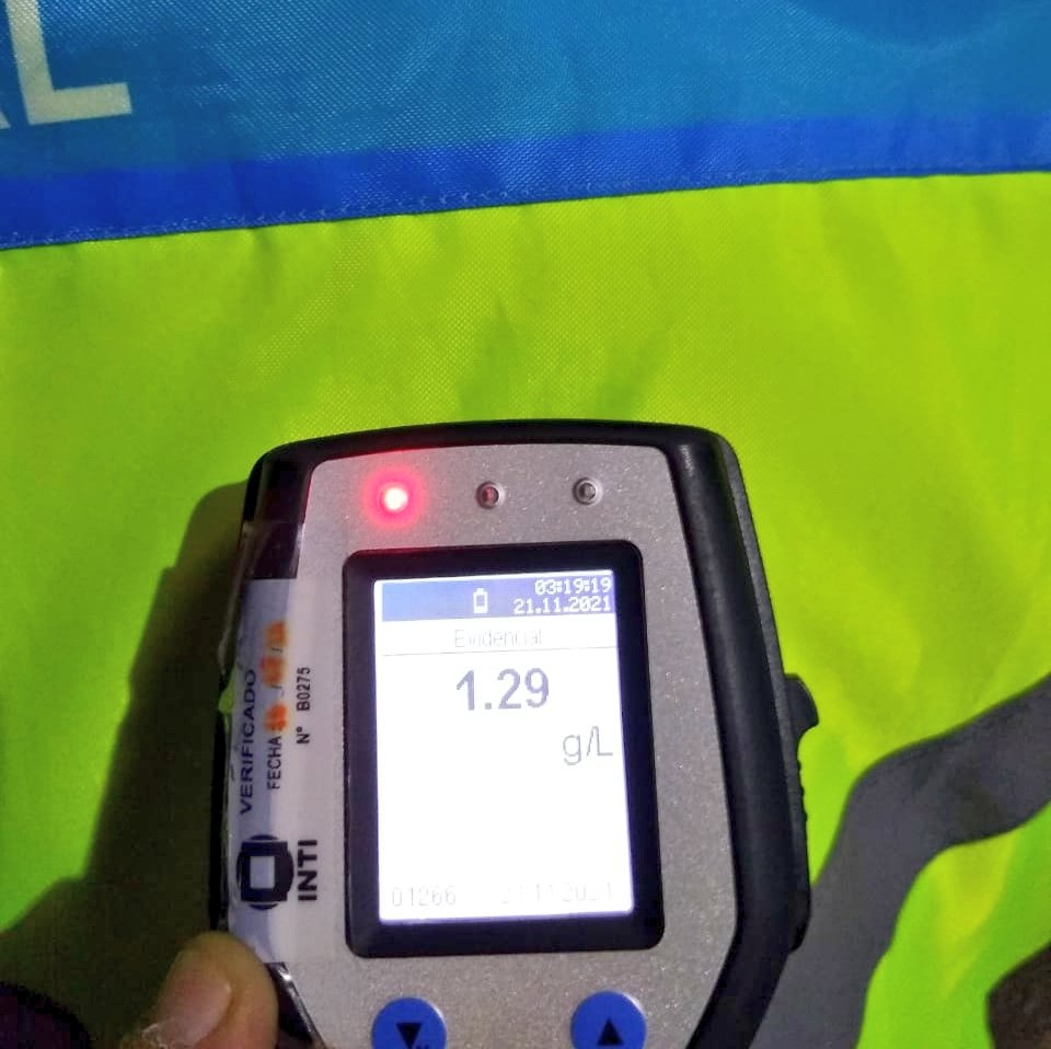silvinapaularod's tweet photo. Por la madrugada, realizamos 1️⃣9️⃣7️⃣ test de alcoholemia junto a la #PoliciaVial y #Transito 

📍#RP70. Esperanza, Santa Fe. 

Agentes
🔹Díaz
🔸Quintana 
🔹Nicolini
🔸Boero 
🔹Astegiano

#SeguridadVial 
#ElControlSalvaVidas
#ArgentinaUnida https://t.co/q7AADVcjdu