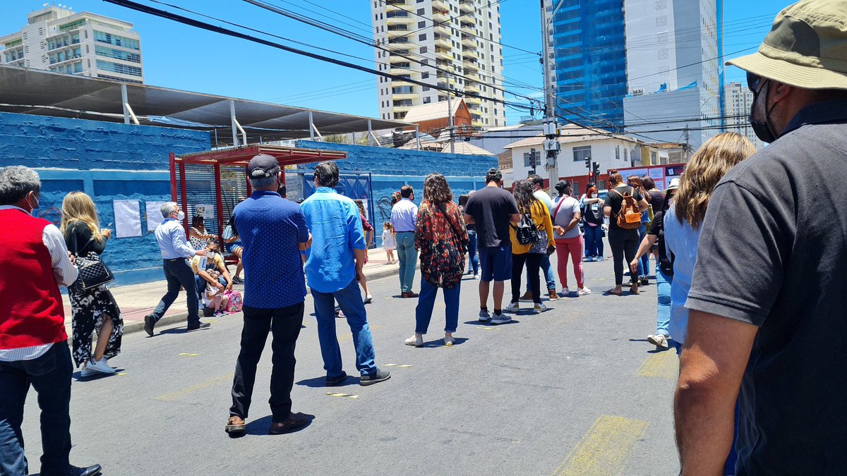 carito_acb's tweet photo. Liceo de Hombres - Antofagasta. Muchos más personas que otras elecciones 👏🏽👏🏽👏🏽👏🏽#vota #Elecciones2021CL #antofagasta #t13 https://t.co/0H7AXyKzgn