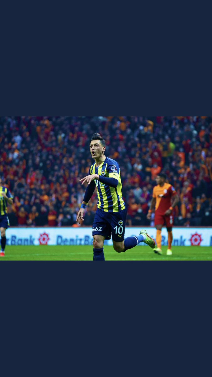 barisyaaa's tweet photo. Yıllardır hayal ettiğim fotoğrafa bakıyorum. Mesut Özil  #GSvsFB https://t.co/NHEXFrsLR1