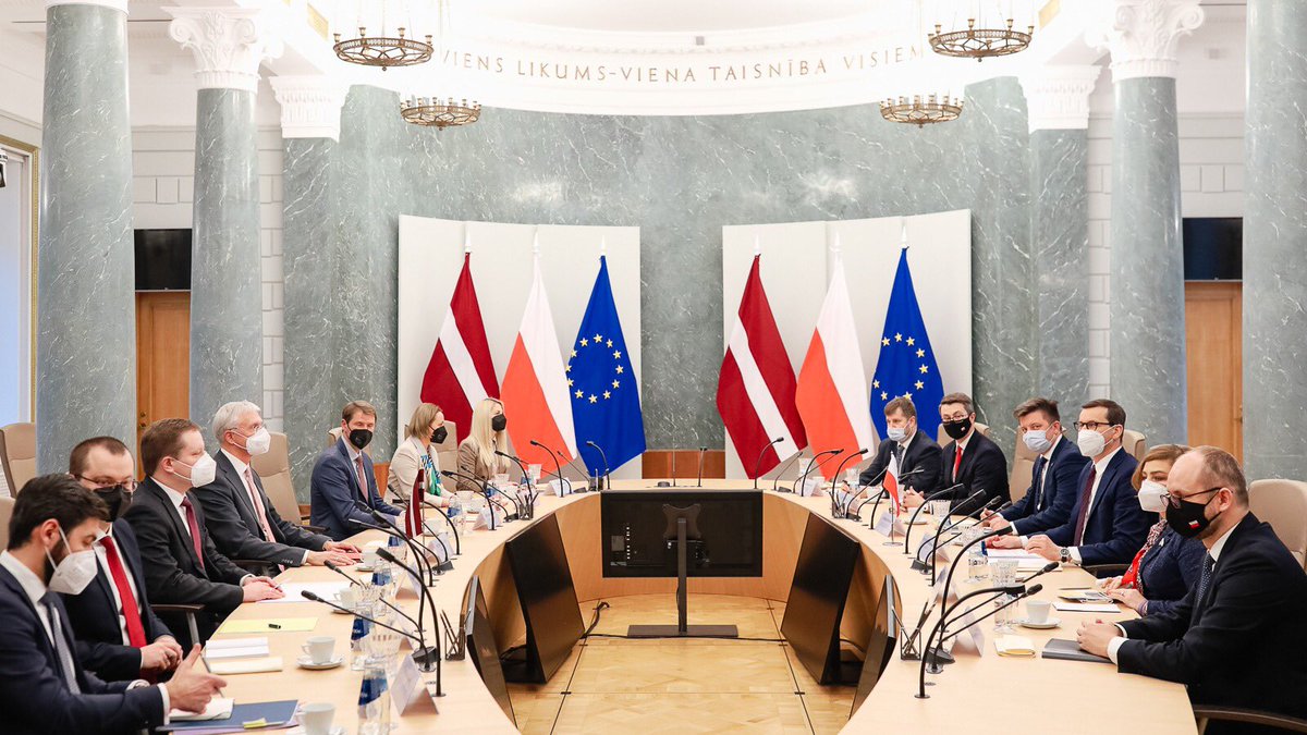 Premier <a href="/MorawieckiM/">Mateusz Morawiecki</a> kontynuuje działania dyplomatyczne wizytami w państwach bałtyckich. W ciągu jednego dnia spotkał się z szefami rządów 🇪🇪 🇱🇹 🇱🇻. Wzmocniliśmy nasze strategiczne partnerstwo, omówiliśmy kwestie związane z wojną hybrydową i bezpieczeństwem granic 🇵🇱🇪🇺.