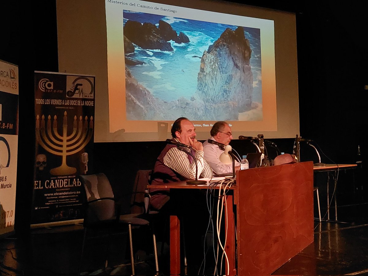 elcandelabro968's tweet photo. 🎤 Juanje Caparrós: "Se puede decir que más que llegar a Santiago, lo importante es el propio camino. Galicia es una tierra históricamente mal comunicada y donde la tradición sigue muy vigente y el tiempo muy anclado" #IVJornadasElCandelabro #JornadasMisterioyCienciasdeFrontera https://t.co/ogXZ7OeuJu