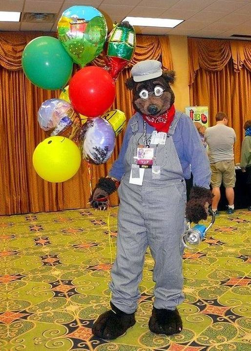THE_BJBUTTONS's tweet photo. #Mephit2016 #Waldolf and his Train #Balloons @Mephitfurmeet #Mephitfurmeet #Mephit #mfm #fursuit #fursuiter #fursuiting #bear #costume https://t.co/Kze2dRkwck