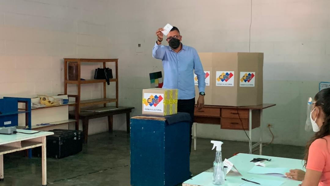 #Megaelecciones2021 #Yaracuy Gualberto Martínez, candidato a la Alc. del municipio Independencia por la MUD votó en el CEIB 'Independencia', manifestó que 'hoy es un día del ejercicio democrático, un día donde le hacemos un llamado a todos los independencia que salgan a votar'.