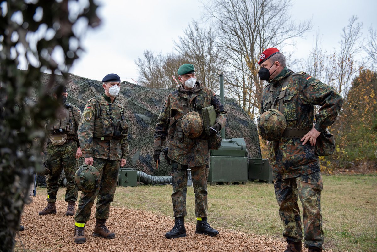 1GENLCorps's tweet photo. Our commander @AndreasMarlow visited the 10 Panzerdivision. The unit is one of our training audiences within #ALSW. The COM got a tour around their exercise area and spoke with several comrades about the job they have to fulfill during ALSW. #WeAreNATO #ALSW21 https://t.co/IsDe4Tse6B