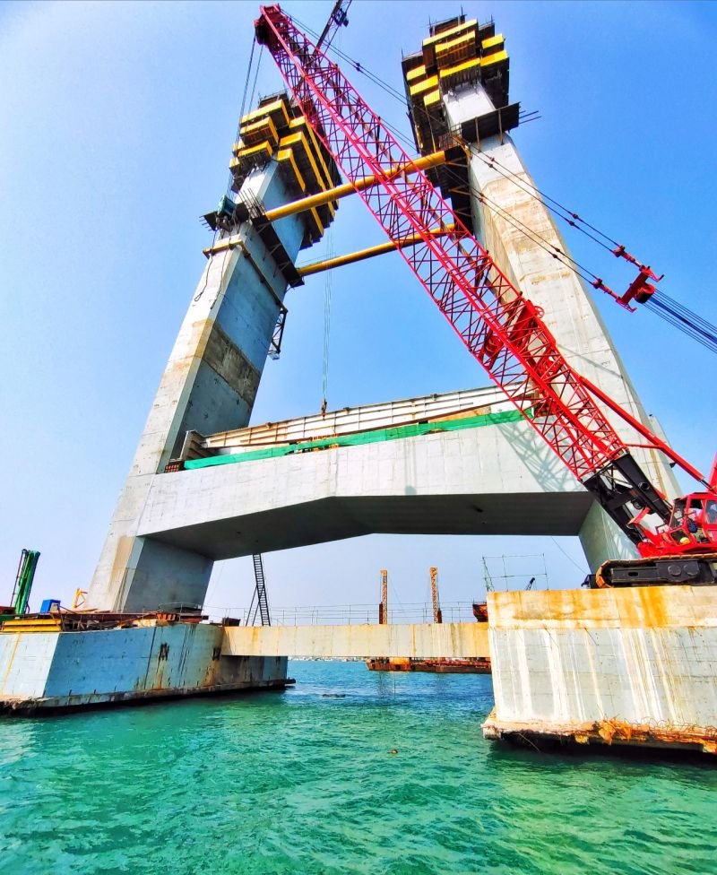 Sahilinfra2's tweet photo. #NH51
4 Lane Signature bridge with 900m long central cable stayed module connecting Okha and Beyt Dwarka (GJ)
Total length of bridge-2.4 kms
The approach vaiduct from one side is done.The slightly bent twin towers makes this bridge unique
©️ MD ahed alam https://t.co/sYoInxKanK