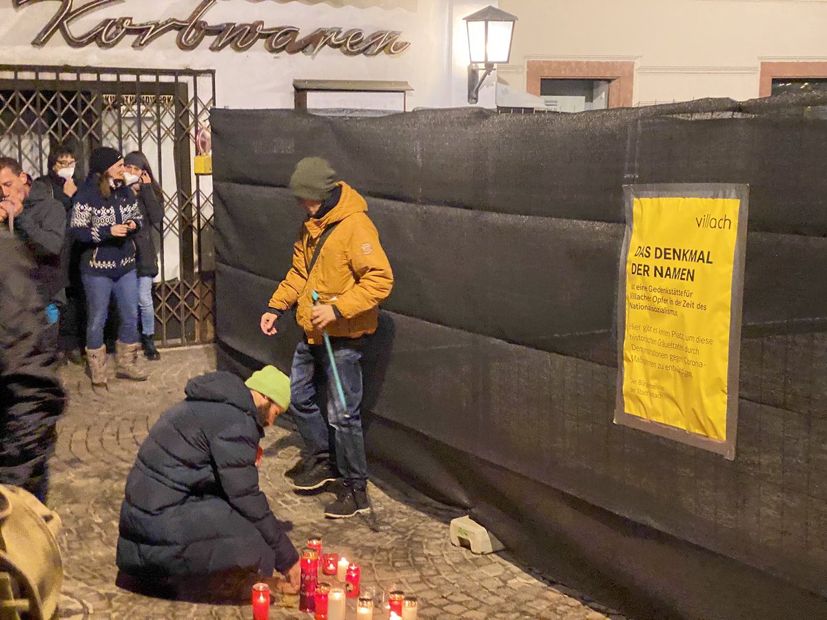 Heute Anti-Corona-Demo in Villach. Schätze, 200 Leute. Dass am Ende ausgerechnet Kerzen beim „Denkmal der Namen“ für 100e, von den Nazis ermordete VillacherInnen  angezündet werden sollten, haben wir mit einem Bauzaun verhindert. Genug ist genug. Keine Relativierungen!