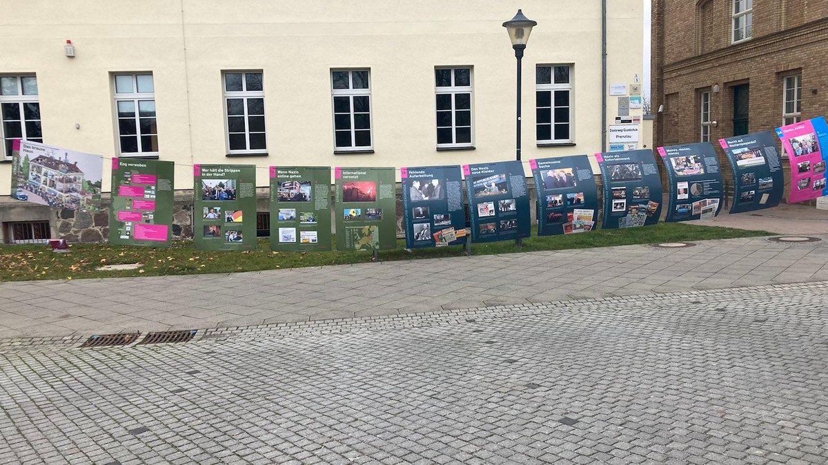 UMdenkenTemplin's tweet photo. #prenzlaubewegtsich und zeigt sich von seiner schönsten Seite, für Toleranz, Demokratie und Solidarität. Währenddessen versuchten auf dem Marktberg die altbekannten RassistInnen der #noAfD  verängstigte und verunsicherte Menschen zu instrumentalisieren *buh* https://t.co/1JgfqYvlZJ