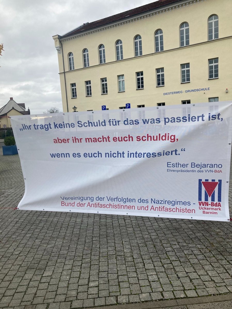 #prenzlaubewegtsich und zeigt sich von seiner schönsten Seite, für Toleranz, Demokratie und Solidarität. Währenddessen versuchten auf dem Marktberg die altbekannten RassistInnen der #noAfD  verängstigte und verunsicherte Menschen zu instrumentalisieren *buh*