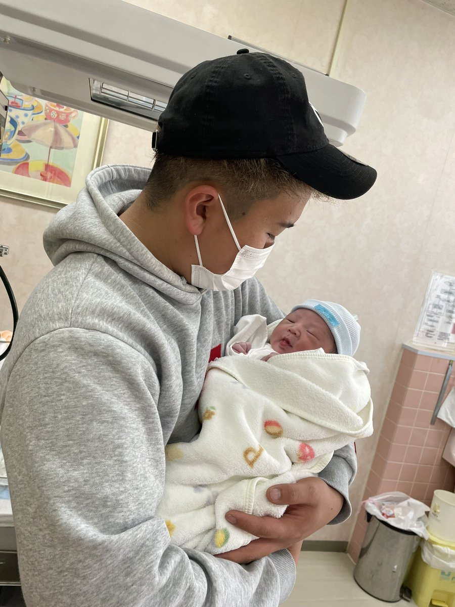 TOMO__OFFICIAL's tweet photo. 2021/11/20 AM6:26
3962g.51cm
超Bigなパワフルボーイが生まれました👏

検診で女の子って言われてたから出てきた時はめちゃめちゃびっくりしたけど
男の子嬉しすぎて🤦‍♂️

名前は　善くん（ZEN）
大きくなったら趣味も仕事も一緒にしたいな😎チビ相棒宜しくな👊

家族4人で楽しくやってくでー✌️ https://t.co/tP2uj2aXV8
