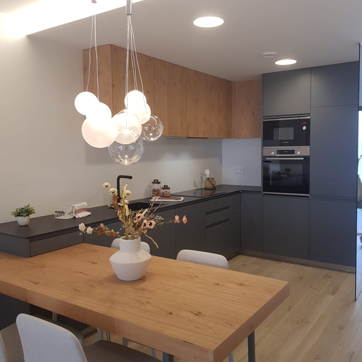 agvizcaino's tweet photo. Equipamiento: calefacción por suelo radiante, sistema de aire acondicionado (frío/calor) con termostato en el salón, calentamiento de agua y elementos de diseño. 

#RealeStateCostaBlanca #RealeState #SpainRealeState #SpainProperties #CostaBlancaDreamLife #LuxuryLife #HouseHunting https://t.co/6ijqCE3GsD