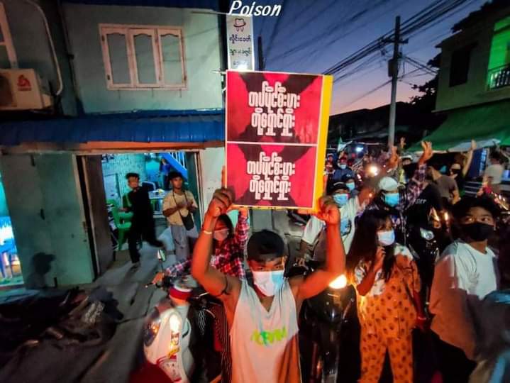 b3rry_y's tweet photo. Powerful Mandalay Coalition Night Strike that rejects everything from the military terrorists, chanting slogans to overthrow of the dictatorship.

#RejectMurderousJunta #Nov21Coup   
#WhatsHappeningInMyanmar https://t.co/vOALqf1XkF
