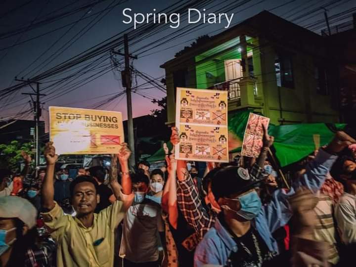 b3rry_y's tweet photo. Powerful Mandalay Coalition Night Strike that rejects everything from the military terrorists, chanting slogans to overthrow of the dictatorship.

#RejectMurderousJunta #Nov21Coup   
#WhatsHappeningInMyanmar https://t.co/vOALqf1XkF