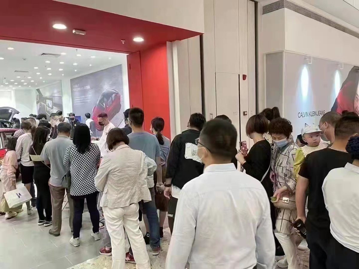 Tesla Store in China 🇨🇳, Photo taken over the weekend. #Demand or #NoDemand

#Tesla #TeslaChina #Demand $TSLA <a href="/elonmusk/">Elon Musk</a> <a href="/Tesla/">Tesla</a>