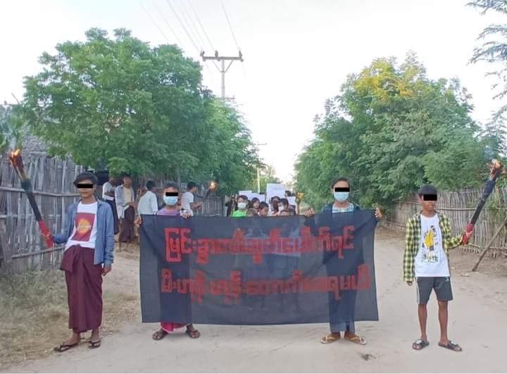 Chanapai247's tweet photo. In the eastern part of #Monywa , anti-military evening demonstration was seen on 21st of November .
#RejectMurderousJunta 
#Nov21Coup 
#WhatsHappeningInMyanmar https://t.co/NPbIQHFGyc