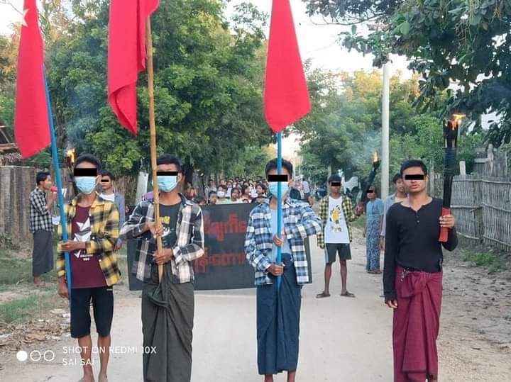 Chanapai247's tweet photo. In the eastern part of #Monywa , anti-military evening demonstration was seen on 21st of November .
#RejectMurderousJunta 
#Nov21Coup 
#WhatsHappeningInMyanmar https://t.co/NPbIQHFGyc