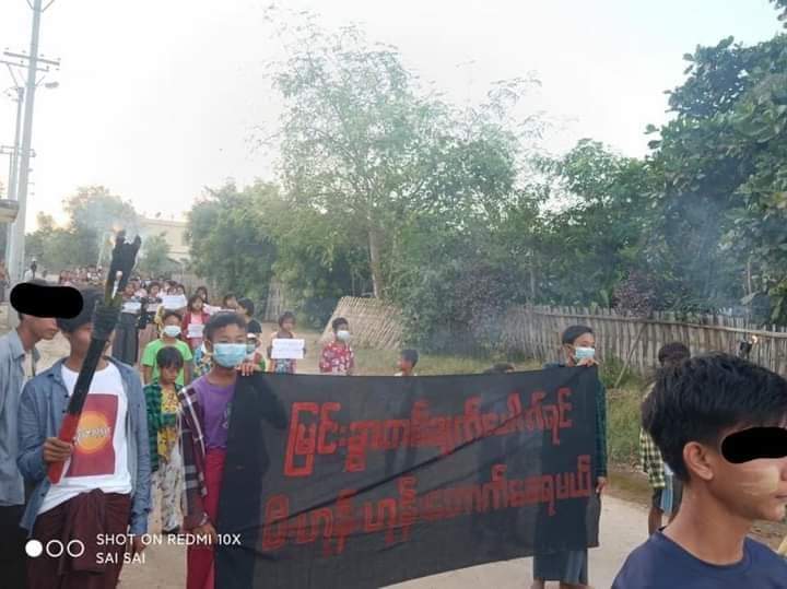 Chanapai247's tweet photo. In the eastern part of #Monywa , anti-military evening demonstration was seen on 21st of November .
#RejectMurderousJunta 
#Nov21Coup 
#WhatsHappeningInMyanmar https://t.co/NPbIQHFGyc