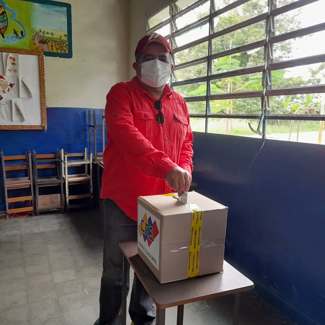 AlcaldiRGElorza's tweet photo. #21Nov El Alcalde de RG Apure  @SolfredissPSUV ejerce su derecho al voto. De igual forma les hace un llamado de conciencia, a todas y todos a salir en familia, a ejercer el derecho constitucional para demostrar ese espíritu democrático que caracteriza a todos los venezolanos. https://t.co/fLxGvX90le
