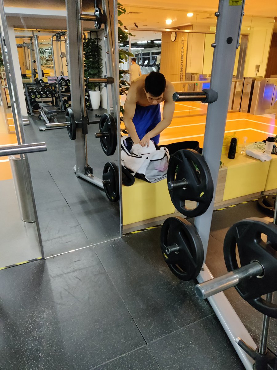 体育生直男健身完脱了衣服放松，忍不住偷拍了几张。😔认识不了体育生，只好让自己也变成这种型