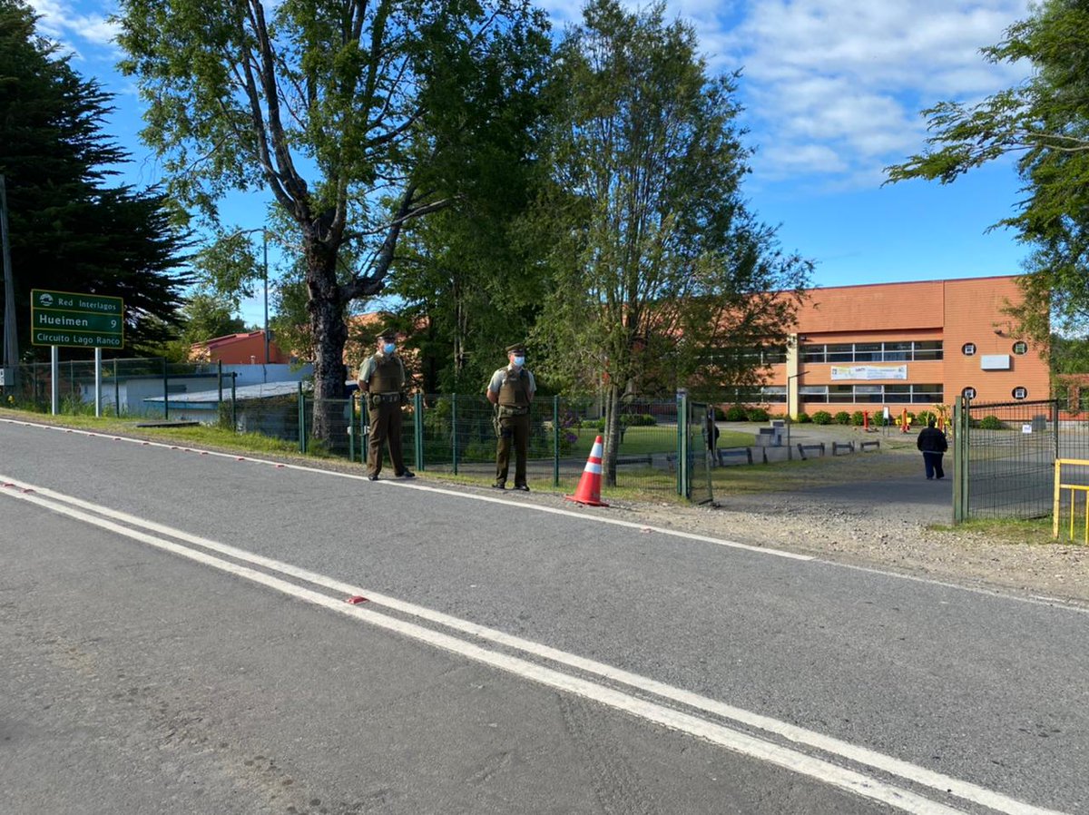 CarabLosRios's tweet photo. Desde muy temprano, Carabineros de la Tenencia de #LagoRanco resguarda seguridad exterior del Liceo Antonio Varas y el complejo educacional #Ignao.
#EleccionesChile2021
#CarabinerosDeTodos https://t.co/y0G4kH53Qg