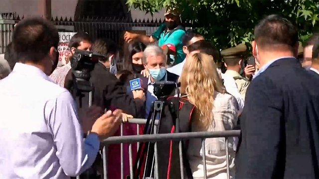 Cooperativa's tweet photo. [Video] #CooperativaElecciones Kast se retiró, entre insultos, de su local de votación https://t.co/1Cwm13F10t https://t.co/vs09HYLGwh