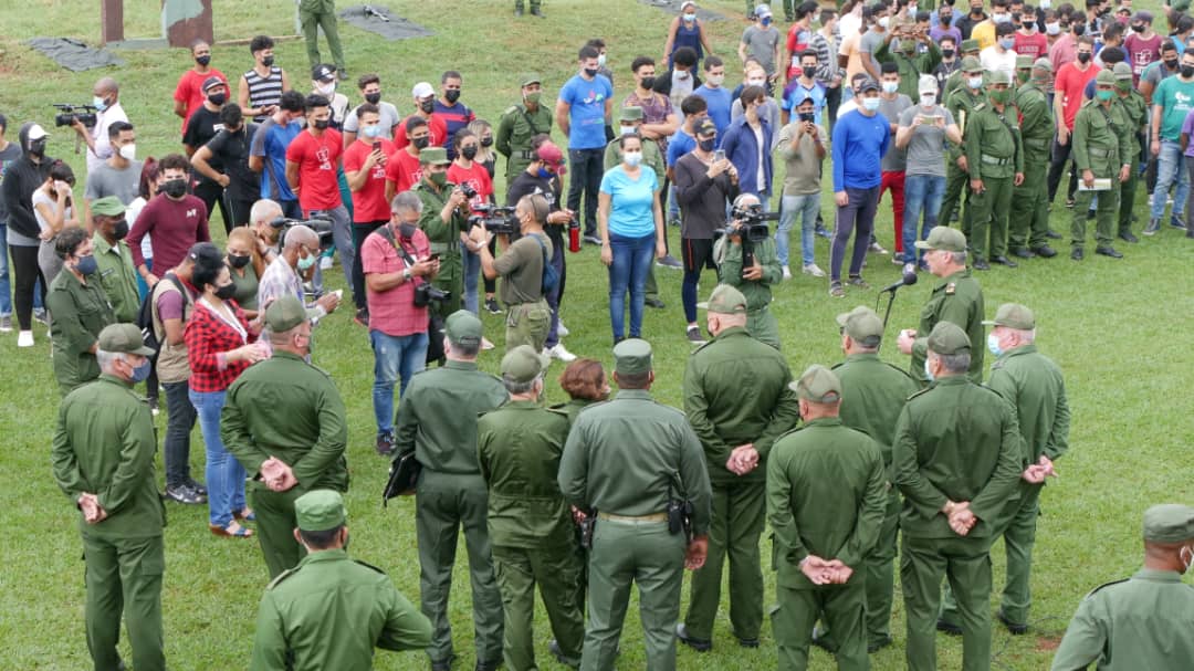 Super inspiradora la tropa estudiantil de <a href="/universidad_uci/">Universidad de las Ciencias Informáticas</a> y <a href="/CujaeRedSocial/">Universidad Tecnológica de La Habana</a> en Día Nacional de la Defensa. #CubaVive #PuebloUniformado.