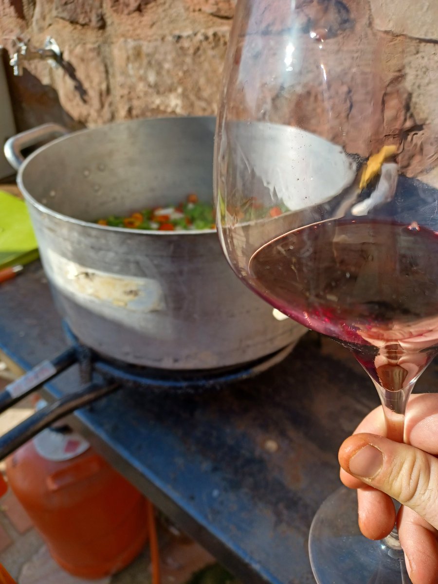 Les darreres cebes i pebrots de l'hort, cuinant una samfaina; amb bon vi de <a href="/CanSerraExibis/">Exibis</a> per acompanyar el moment