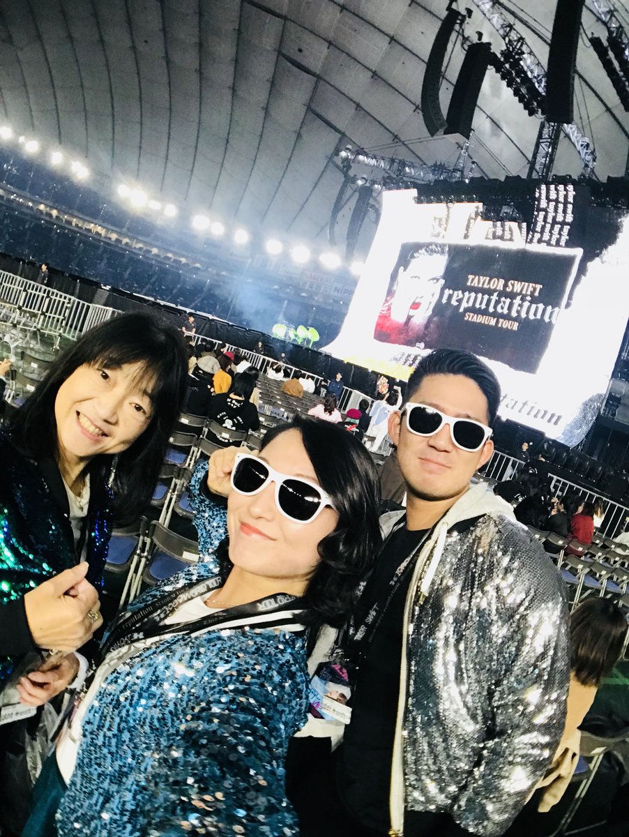 butido_ido's tweet photo. 3 years ago today I was in heaven 🥺🥺🥺🥺🖤🖤🖤🖤🖤 I miss @taylorswift13 greatly but I miss my mom so bad now 😢😢😢😢💔💔💔💔
#reptourtokyo #reputationworldtour 
@taylorswift13 @taylornation13  #ItsRedSeason https://t.co/hZ3GsDf0D3