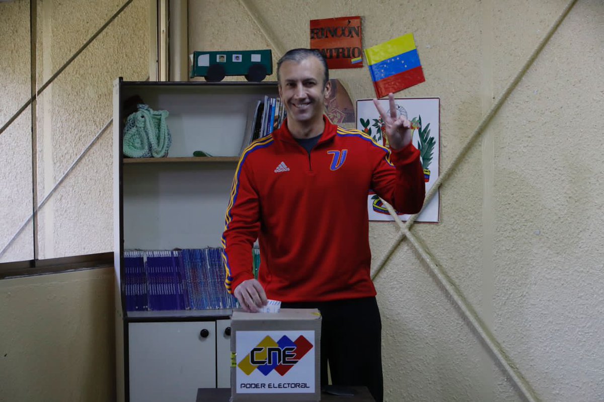 PDVSA's tweet photo. 🇻🇪🗳️ Vicepresidente de Economía y ministro de Petróleo @TareckPSUV ejerció su derecho al voto este domingo en la Escuela Ecológica Bolivariana Simón Rodríguez, ubicada en Fuerte Tiuna, Caracas.

#MegaElecciones2021 https://t.co/EezzCyKIvV