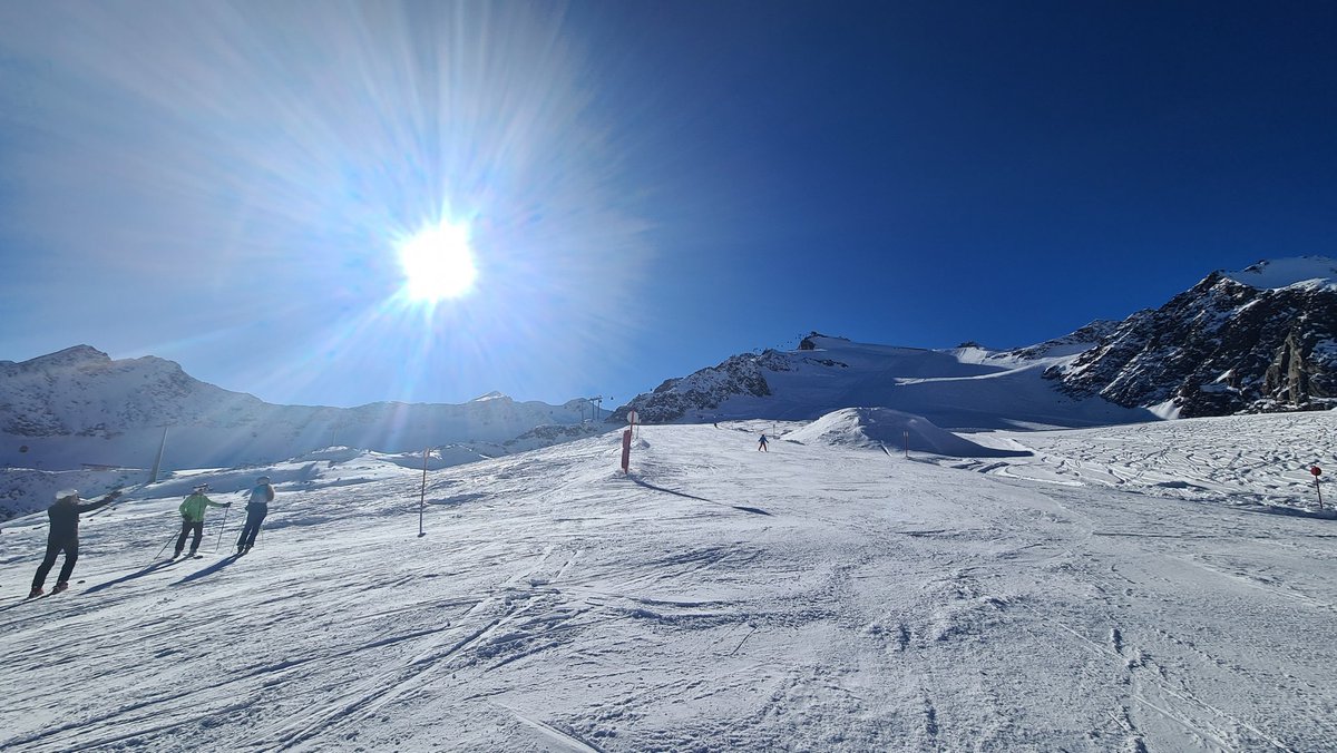 FAN_Oostenrijk's tweet photo. FANtastische skidag op de #pitztalergletsjer @Pitz_Gletscher @Pitztal_Tirol @MarcusWadsak @marcopverhoef @MarcdeJongRTL @nicolienkroon @onwukaa @marjondehond @mrmiddendorp @WilliamHuizinga @WXRonaldo @weermanreinier @Weerman_Jeroen https://t.co/P4hvFry41z