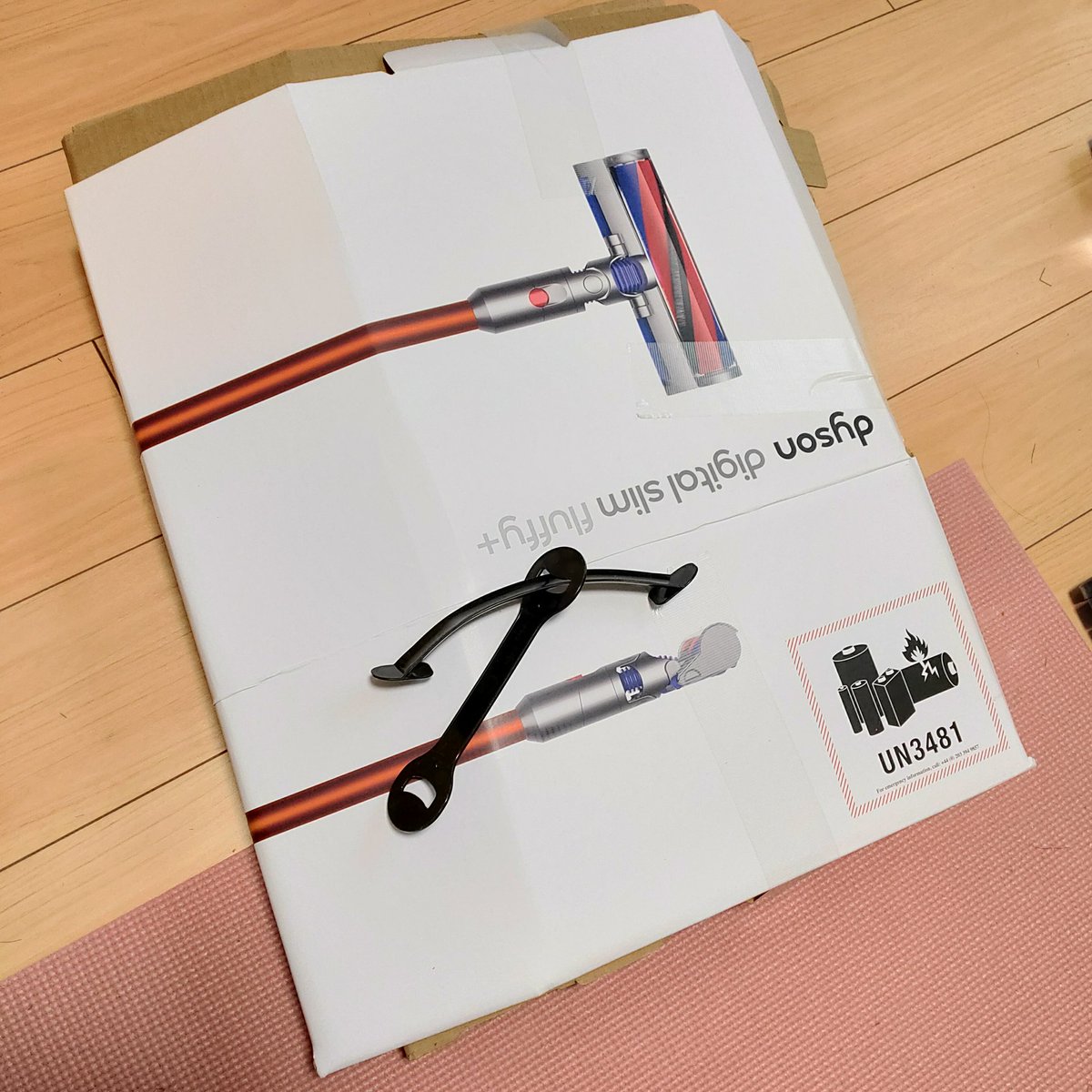 megmix's tweet photo. 部屋掃除でモニター以外の段ボール空き箱を片っ端から潰してるのだが、ダイソンの空き箱すげえ！
箱かなりでけえのに99%段ボール！！（持ち手だけプラスチック）

紙器設計にどんだけ開発費つっこんでんの…マジ尊敬…尊敬しかないわ…

高くても、今後も買うと心に決めた。
#Daison #ダイソン https://t.co/GHcoGyyqLr