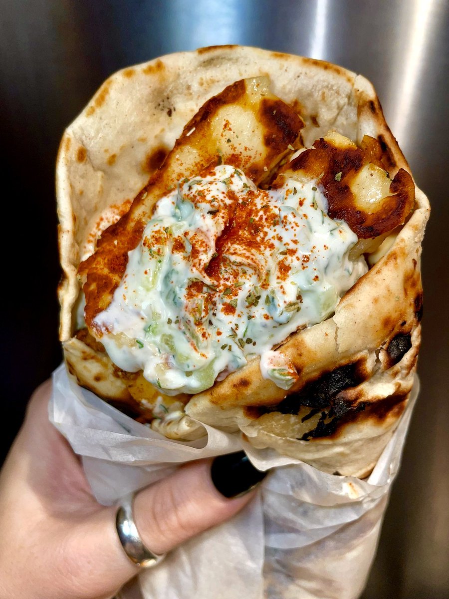 thekebabspikeco's tweet photo. In my best Gary Barlow voice: this was “absolutelyyyyy fantastic”
Chicken gyro with halloumi, houmous, Tzatziki, pickled red onions, fresh cherry tomatoes 🍅 homemade flatbreads.
Cooked to perfection on our Kebab Spike 👌
#kebabspike #kebab #spike #greek #gyro #chickengyro https://t.co/ZJKb39PwbJ