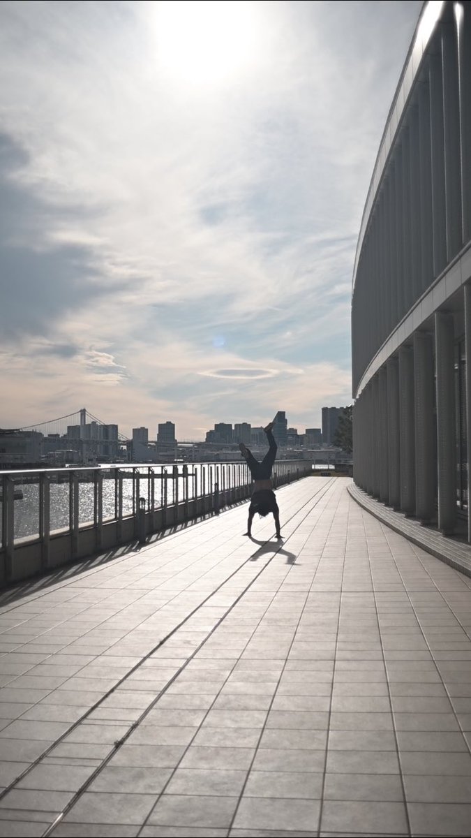 CreatorTomoe's tweet photo. no.113 walking 

今回の逆立ちスポットは
朝潮小橋のすぐわき 

逆立ちはこちら💁‍♂️
https://t.co/4QNC2FYfzZ 

逆立ち難易度☆

#TOKYOHandwalker
#no113
#handstand 
#逆立ち歩き 
#東京逆さま観光 
#TOKYOhandwalker
#japan
#handwalk  
#綺麗な景色 
#art
#instagram https://t.co/smqXHNRiJs