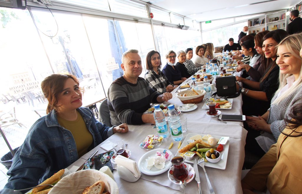 Belediyemize bağlı anaokullarımızda görevli öğretmenlerimizle Öğretmenler Günü öncesinde bir araya geldik. Geleceğe umutla bakan, bilimi, doğayı sanatı önemseyen bir nesil yetiştirme hedefimizin en önemli paydaşı öğretmenlerimize özverili çalışmaları nedeniyle teşekkür ediyorum.