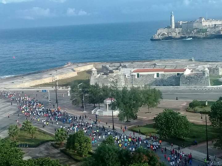 indirafajardo11's tweet photo. La Habana recibe en sus calles al #MarHabana y le da otro color a este domingo. Se demuestra una vez más que el deporte es un derecho del pueblo. #CubaVive #CubaViveYRenace #CubaViveyAbraza https://t.co/ISQFi5fav9