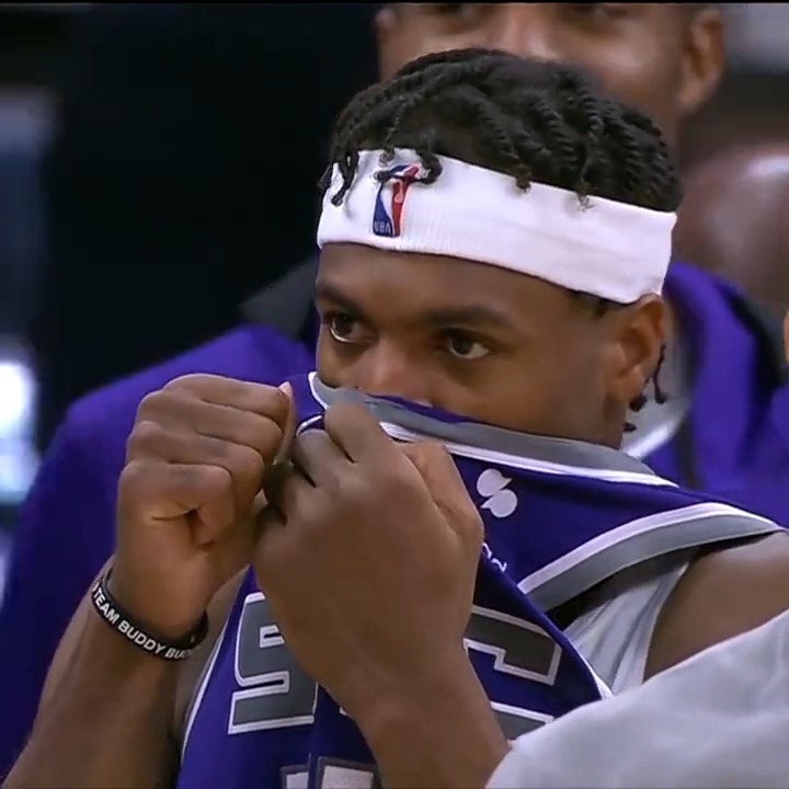 on Twitter "Kings fan throws up on court 🤮 The