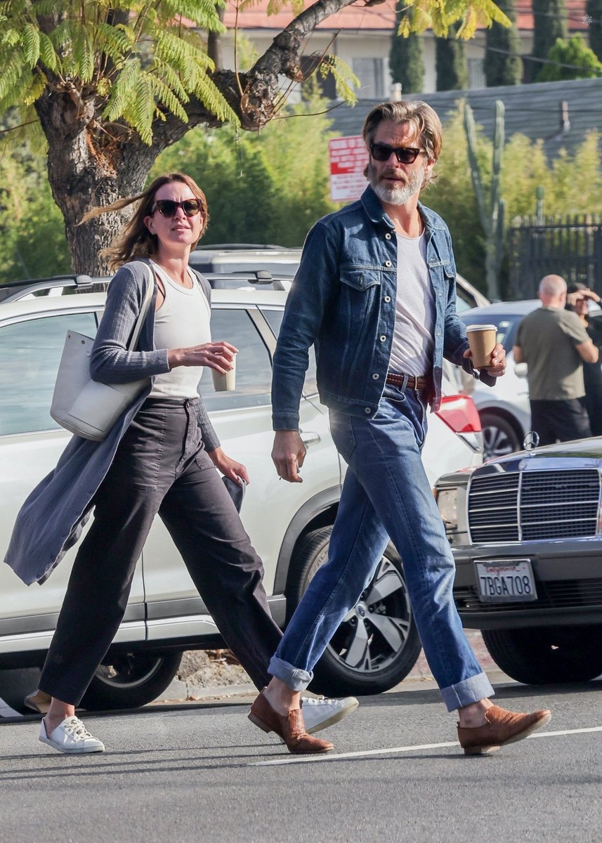ภาพล่าสุด #ChrisPine ในย่าน Los Feliz วันที่ 20 พฤศจิกายน