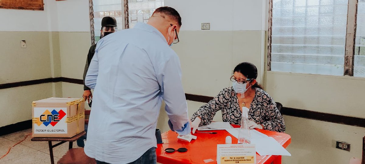 PartidoPSUV's tweet photo. #ZULIA || 🗳️ Desde la Unidad Educativa Domingo Sarmiento en la parroquia Olegario Villalobos del municipio Maracaibo, el Diputado a la Asamblea Nacional, Diputado César Molina ejerció su derecho al voto en estas megaelecciones

#PorChavezVotaPSUV
#MegaElecciones2021 https://t.co/G94AFZ4BDy