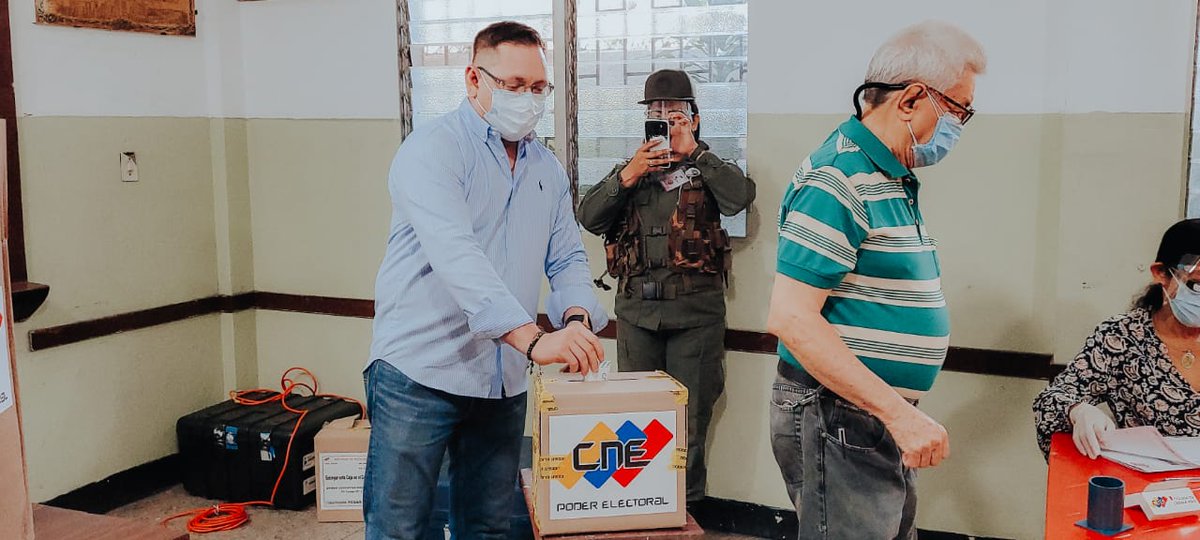 PartidoPSUV's tweet photo. #ZULIA || 🗳️ Desde la Unidad Educativa Domingo Sarmiento en la parroquia Olegario Villalobos del municipio Maracaibo, el Diputado a la Asamblea Nacional, Diputado César Molina ejerció su derecho al voto en estas megaelecciones

#PorChavezVotaPSUV
#MegaElecciones2021 https://t.co/G94AFZ4BDy