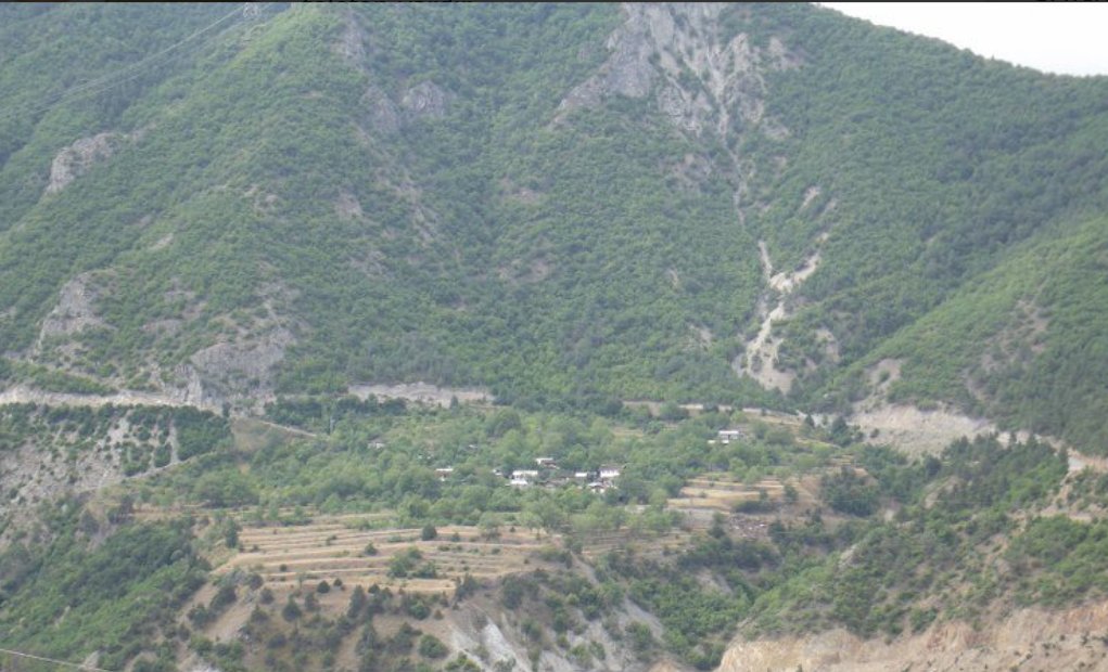 tetri_khari's tweet photo. #Artvin merkez ilçede #Köseler köyü. Çeşit çeşit eski adı var. Sonunda #Geyikhane bile denmiş. Gürcüce #Geiskana olmalı. Köydeki yer adlarının çoğu Gürcüce.
https://t.co/wEf0luCqQA https://t.co/Jnbsg6IQ35