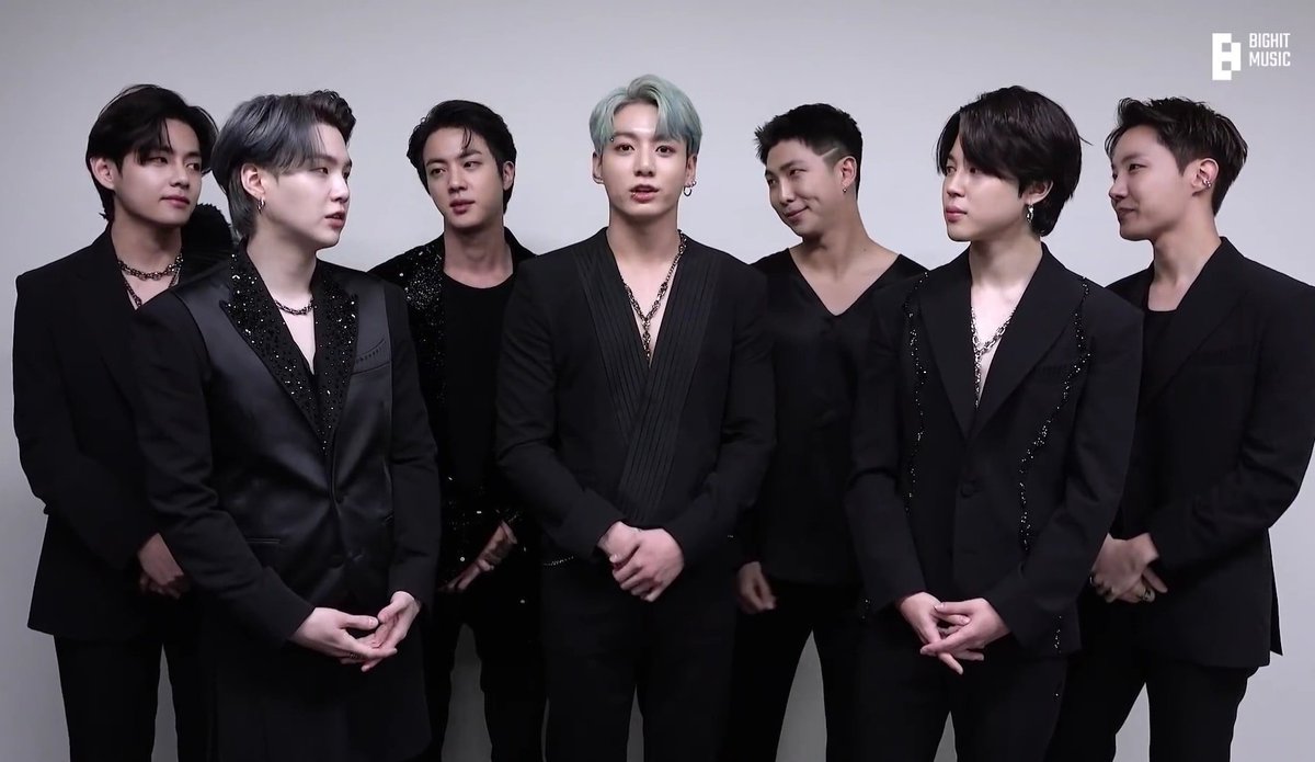 _7army77_'s tweet photo. Hello @AMAs! 
it has come to our attention that Min Yoongi who is also a member of BTS is missing from that picture. Please change this to a picture where all 7 members of BTS are included. Thanks! https://t.co/bg5oCncvz1 https://t.co/8CqY0DQE22