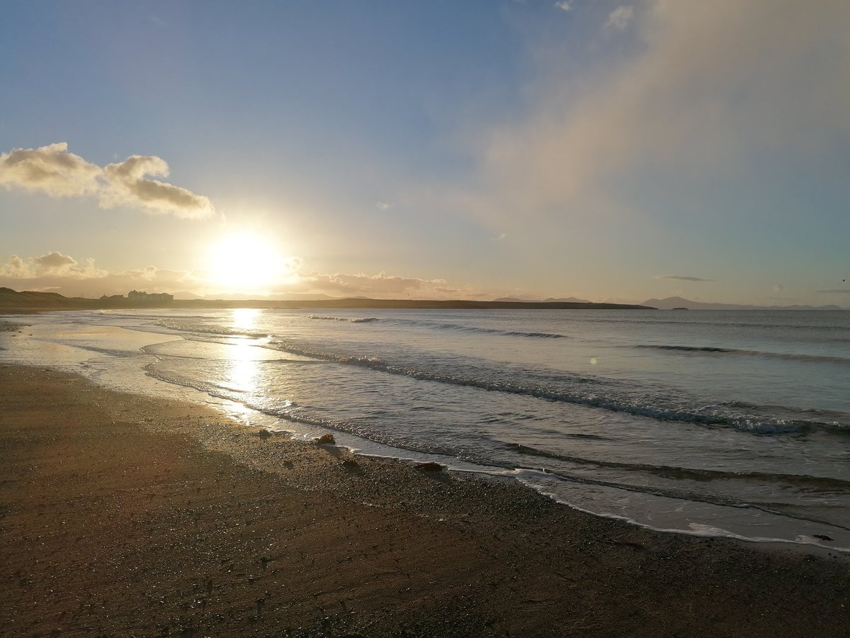 CarwynRL's tweet photo. Off feet fitness at its finest! #TheresALineWhereTheSkyMeetsTheSea 🏄🏊‍♂️🧜‍♂️ https://t.co/lzdCwItfIw