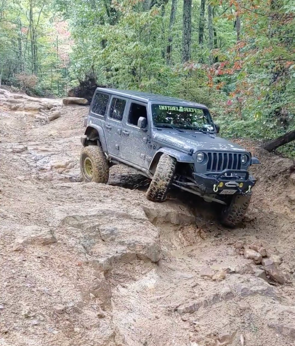 OffroadSynth's tweet photo. Getting it done in Roam'N #offroadsynthetics #roamn #builtnotbought #dailydrivencrawler #jeepjl #jeepbadgeofhonor #windrockpark #rpmsteering #infideljeepers #metalcloak https://t.co/8qVaorKhCo