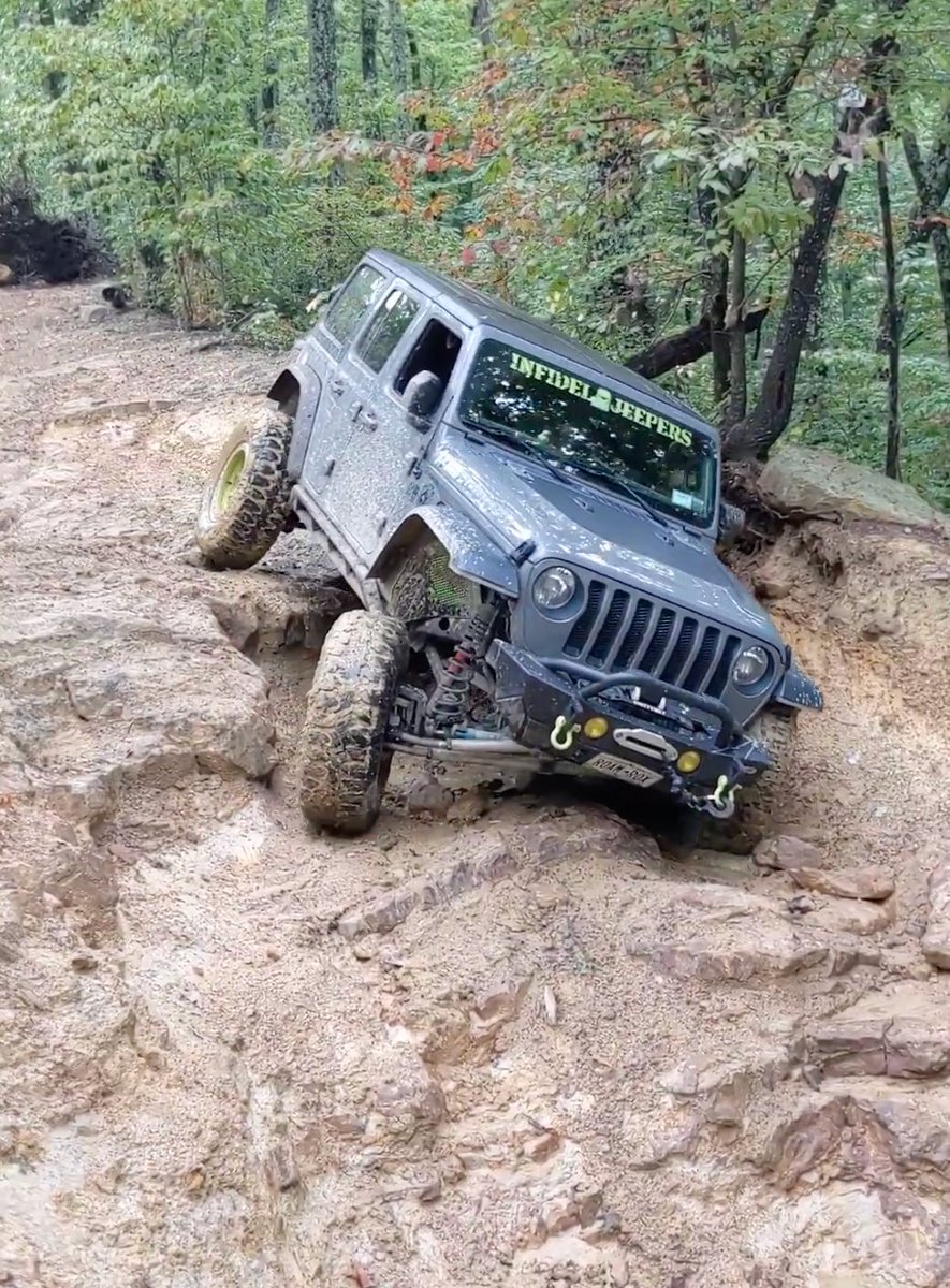 OffroadSynth's tweet photo. Getting it done in Roam'N #offroadsynthetics #roamn #builtnotbought #dailydrivencrawler #jeepjl #jeepbadgeofhonor #windrockpark #rpmsteering #infideljeepers #metalcloak https://t.co/8qVaorKhCo